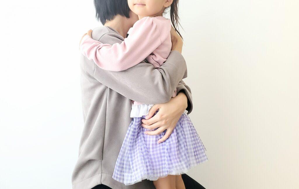 抱き合う親子