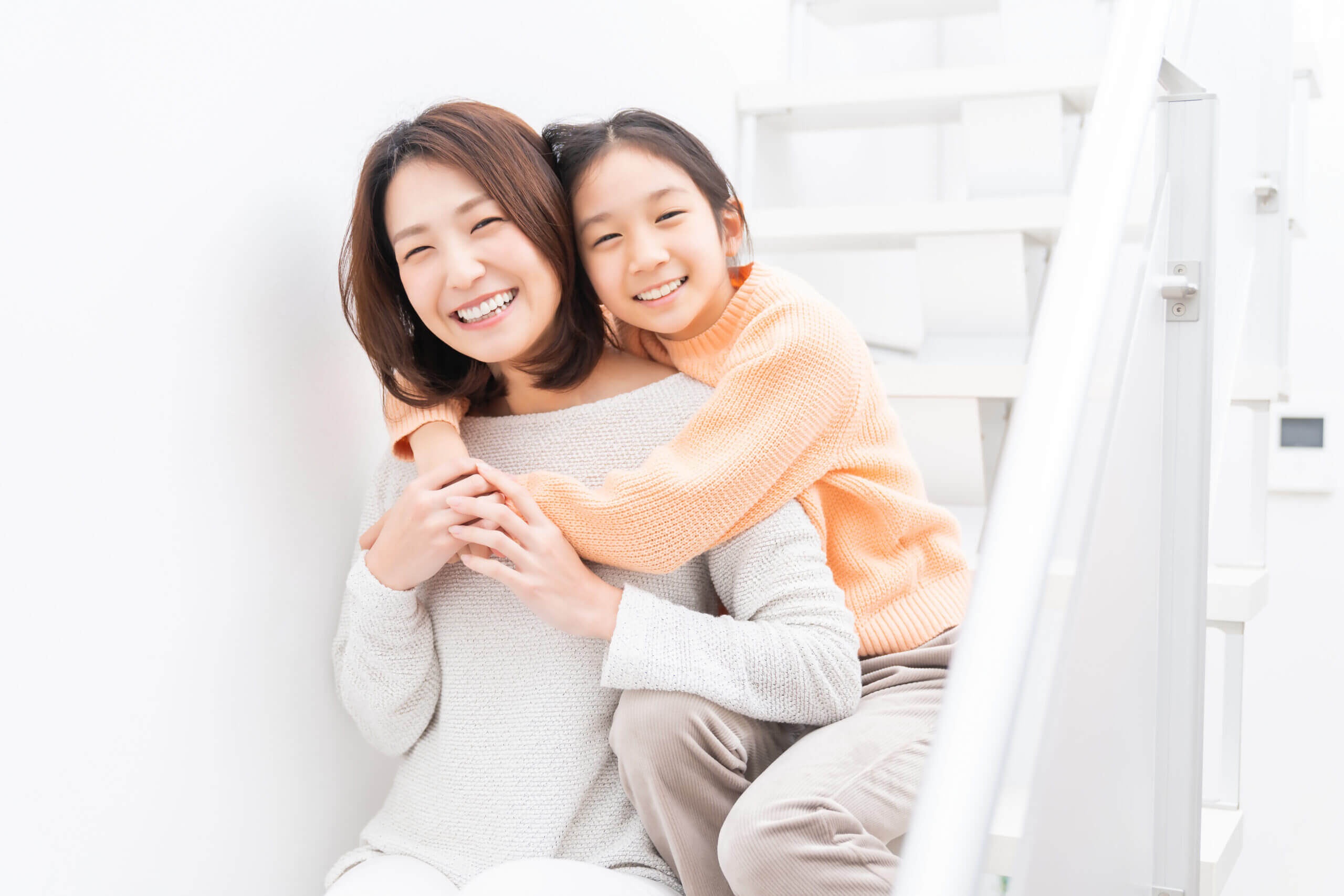抱き合う親子